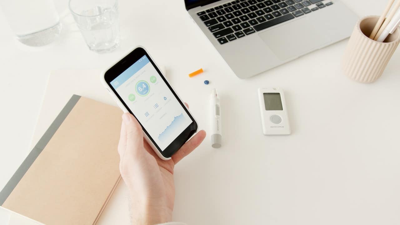 Potenziato dalla tasca: Segni vitali basati su smartphone per la gestione del diabete